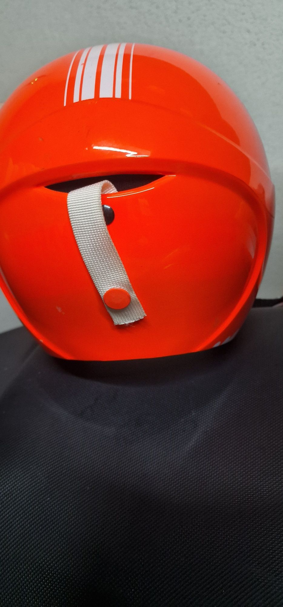Capacete desportivo. Essencialmente desportos de Neve