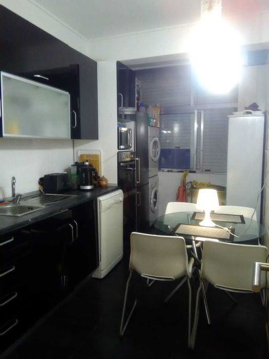 Quarto mobiliado com varanda e ar-condicionado na  Amora.