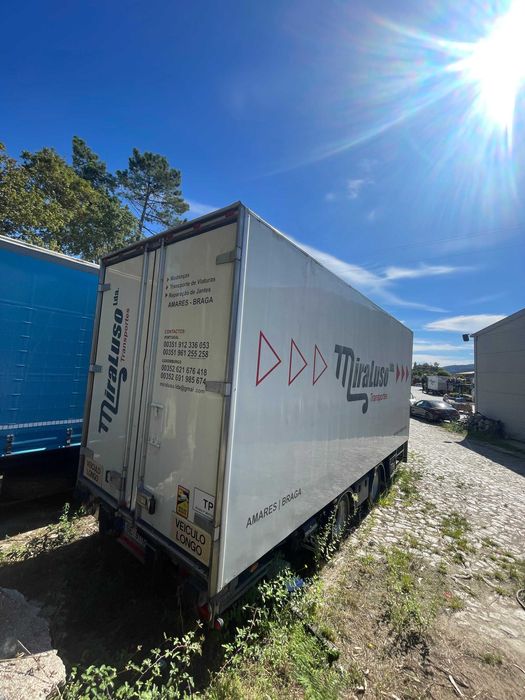 Reboque isotérmico com plataforma Dhollandia – Bom estado