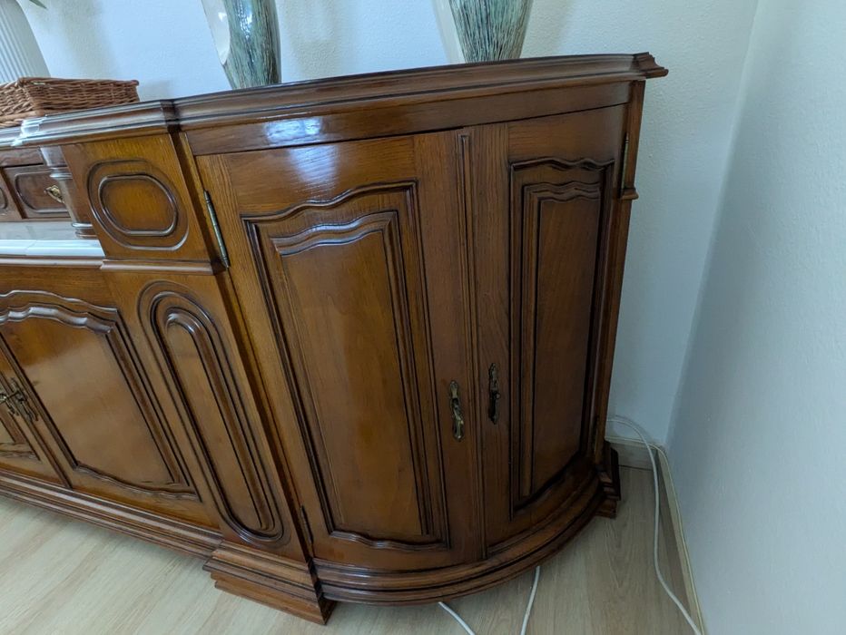 Aparador de sala feito em madeira de carvalho