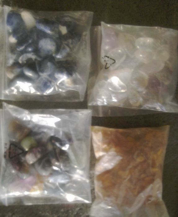 Kamienie szlachetne, minerały, kryształy.