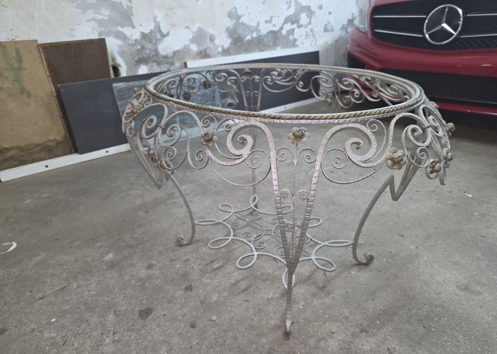 Mesa em ferro forjado