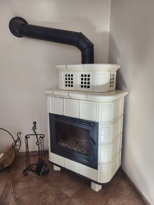 Ładny kominek kaflowy