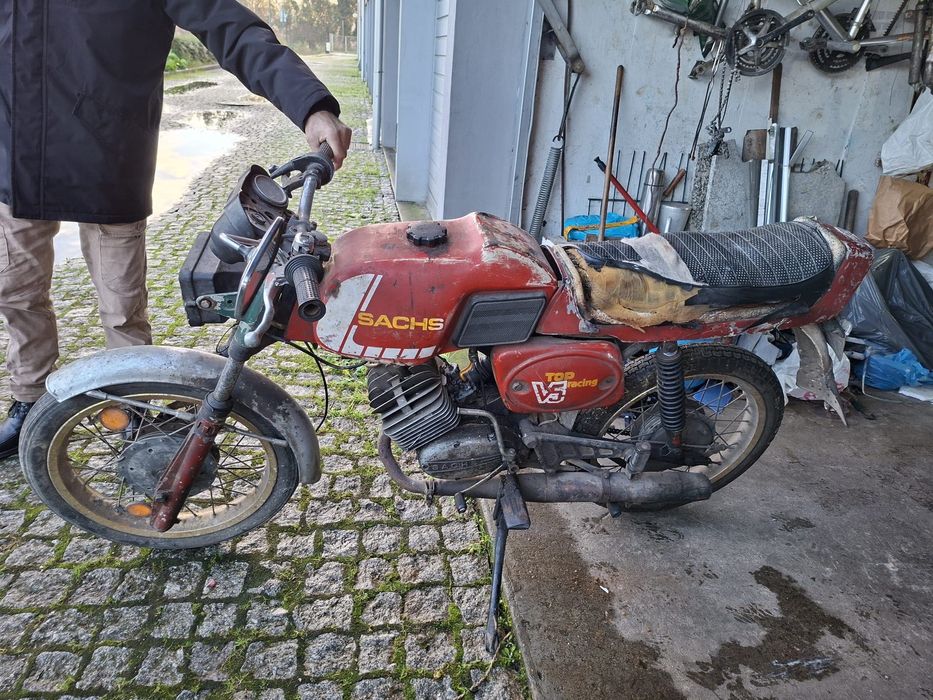 Vende-se mota com bom andamento