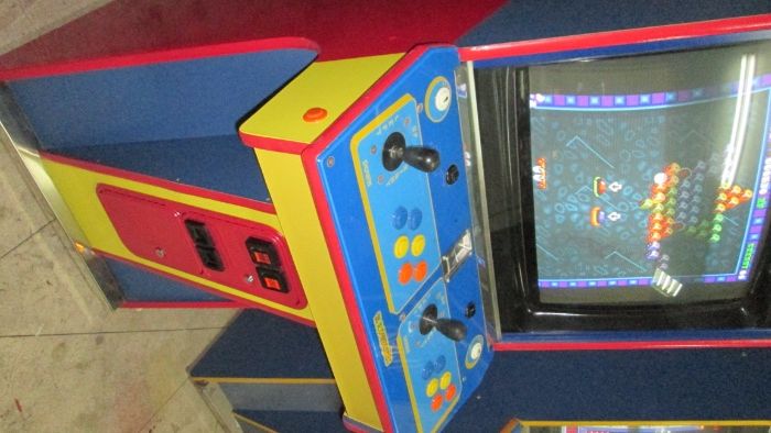 Máquina de jogos frente vermelha e azul com 2800  jogos como nova