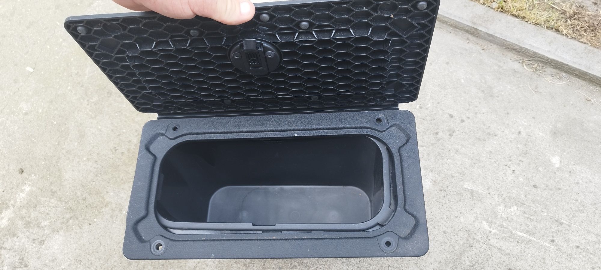 Schowek w podłogę Dodge Ram 4Gen