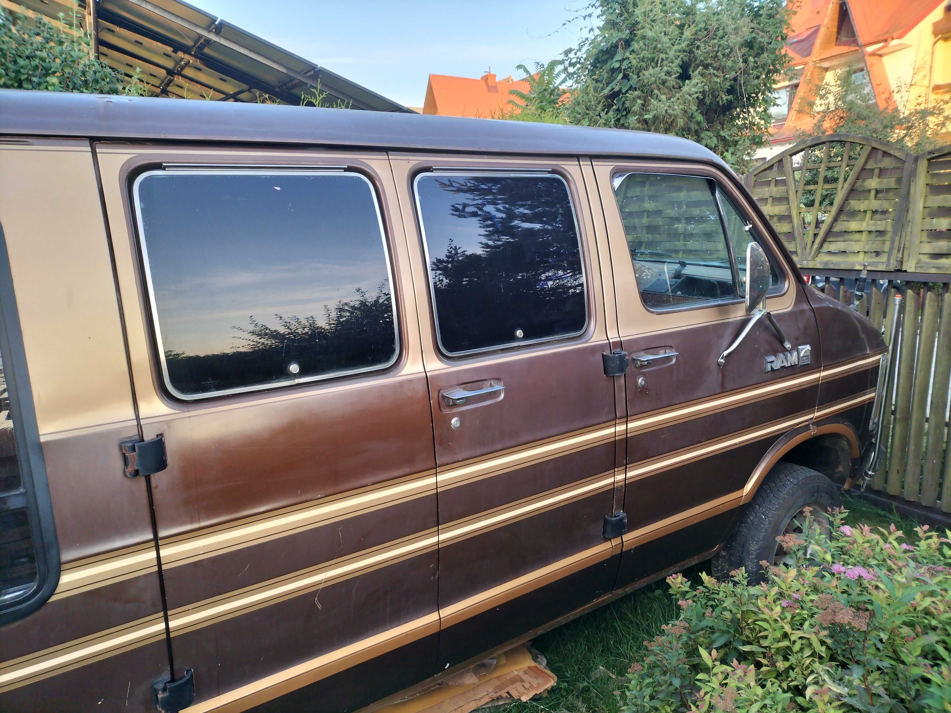 DODGE RAM VAN B250 5.2V8 - Salonka. Klasyk USA. Zabytek. Youngtimer.