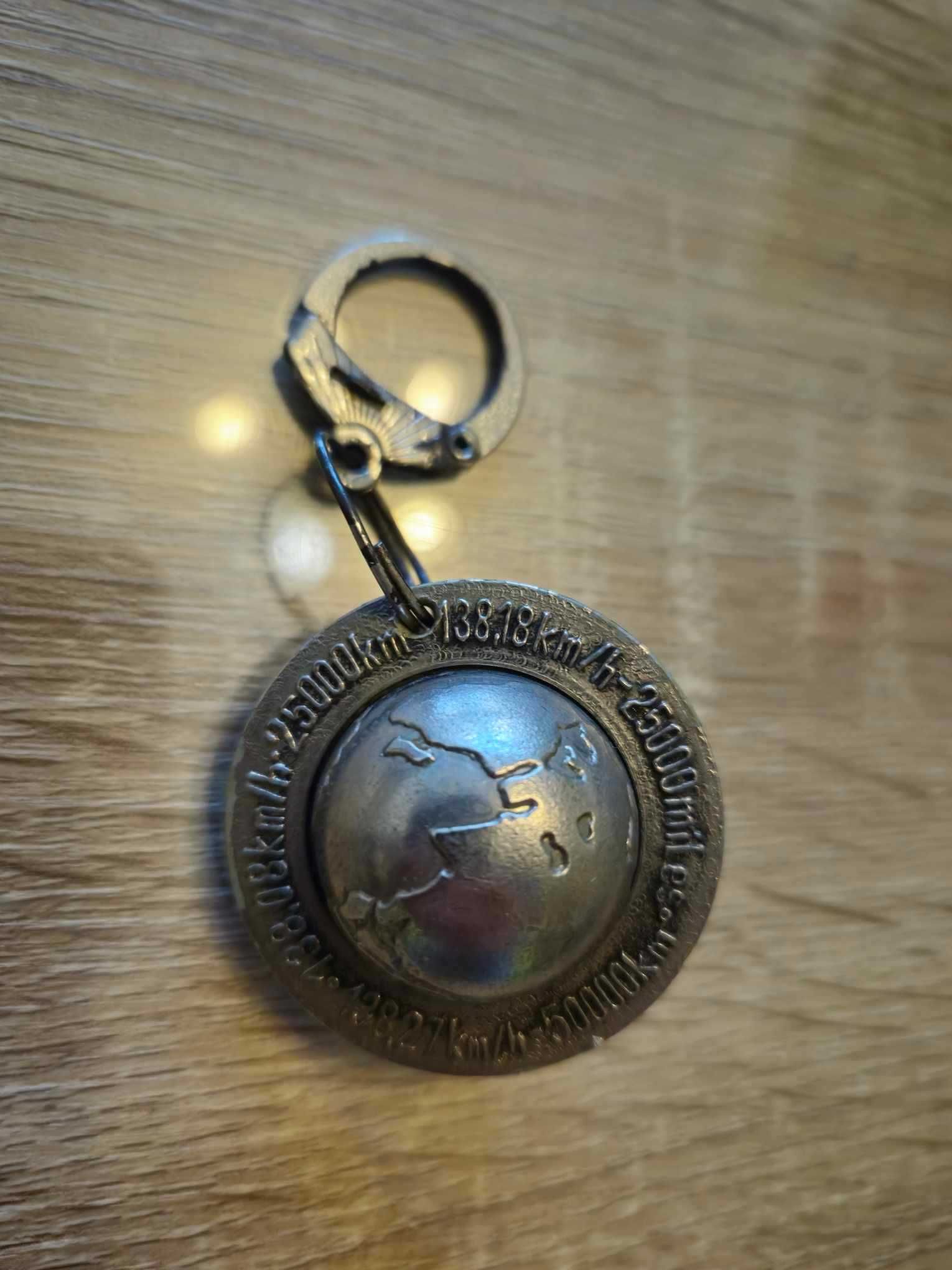 Brelok samochodowy auto polski FIAT 125 P zawieszka do kluczy globus