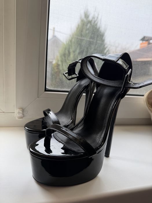 Продам босоножки на каблуке