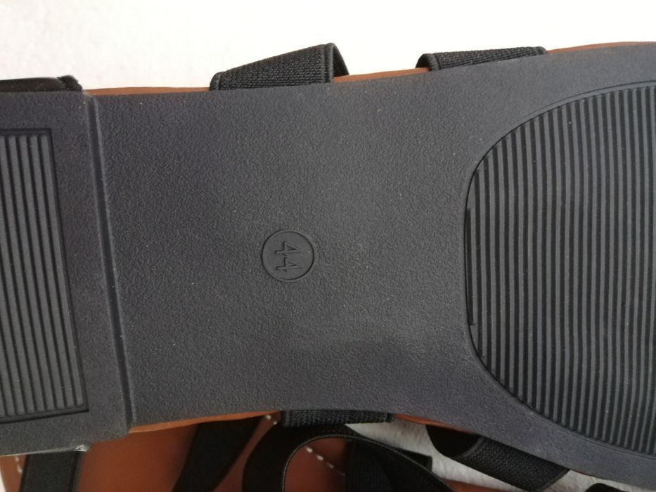 Czarne sandały z gumkami Na wysokie podbicie Na szerokie stopy Du