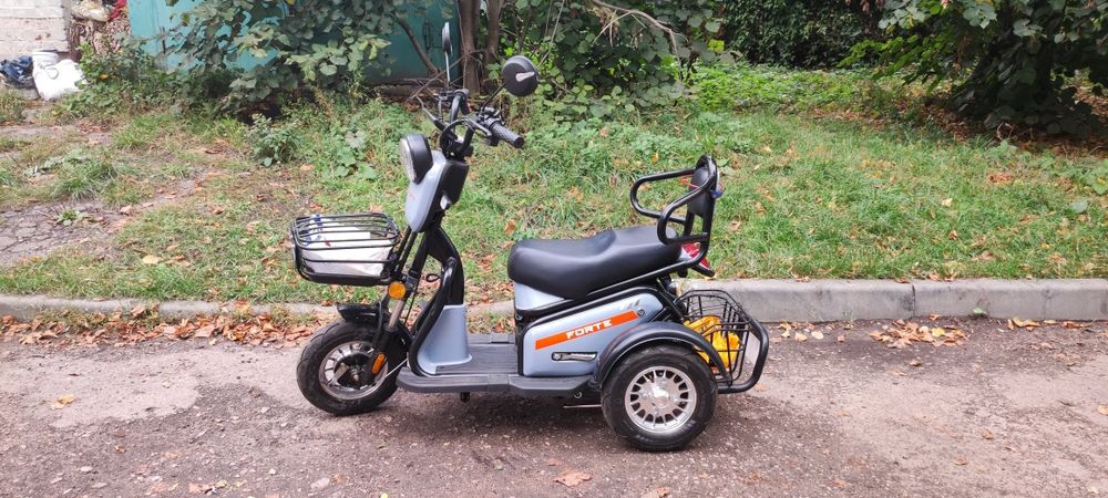 Триколісний електроскутер