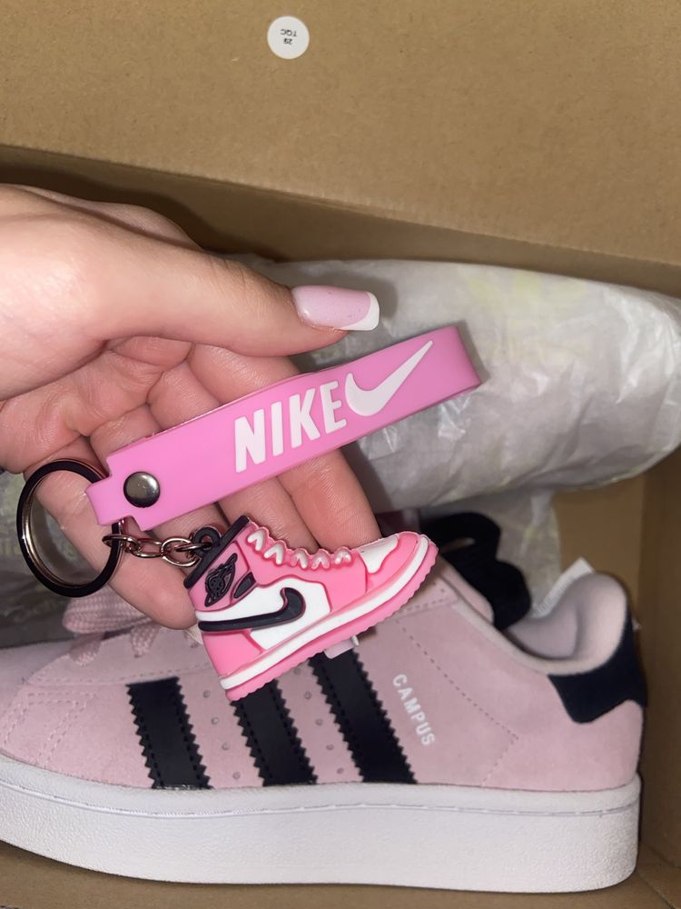 Brelok do kluczy Nike but różowy
