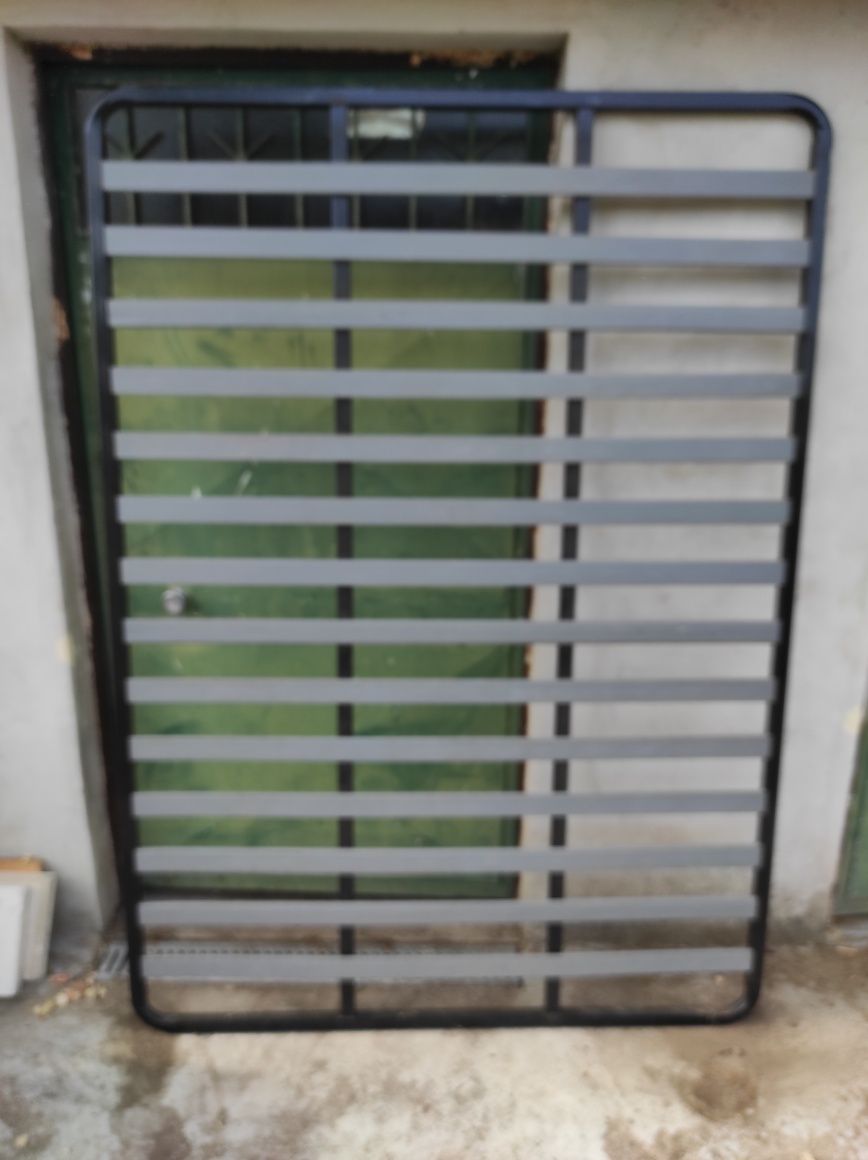 Cama de casal em castanho
