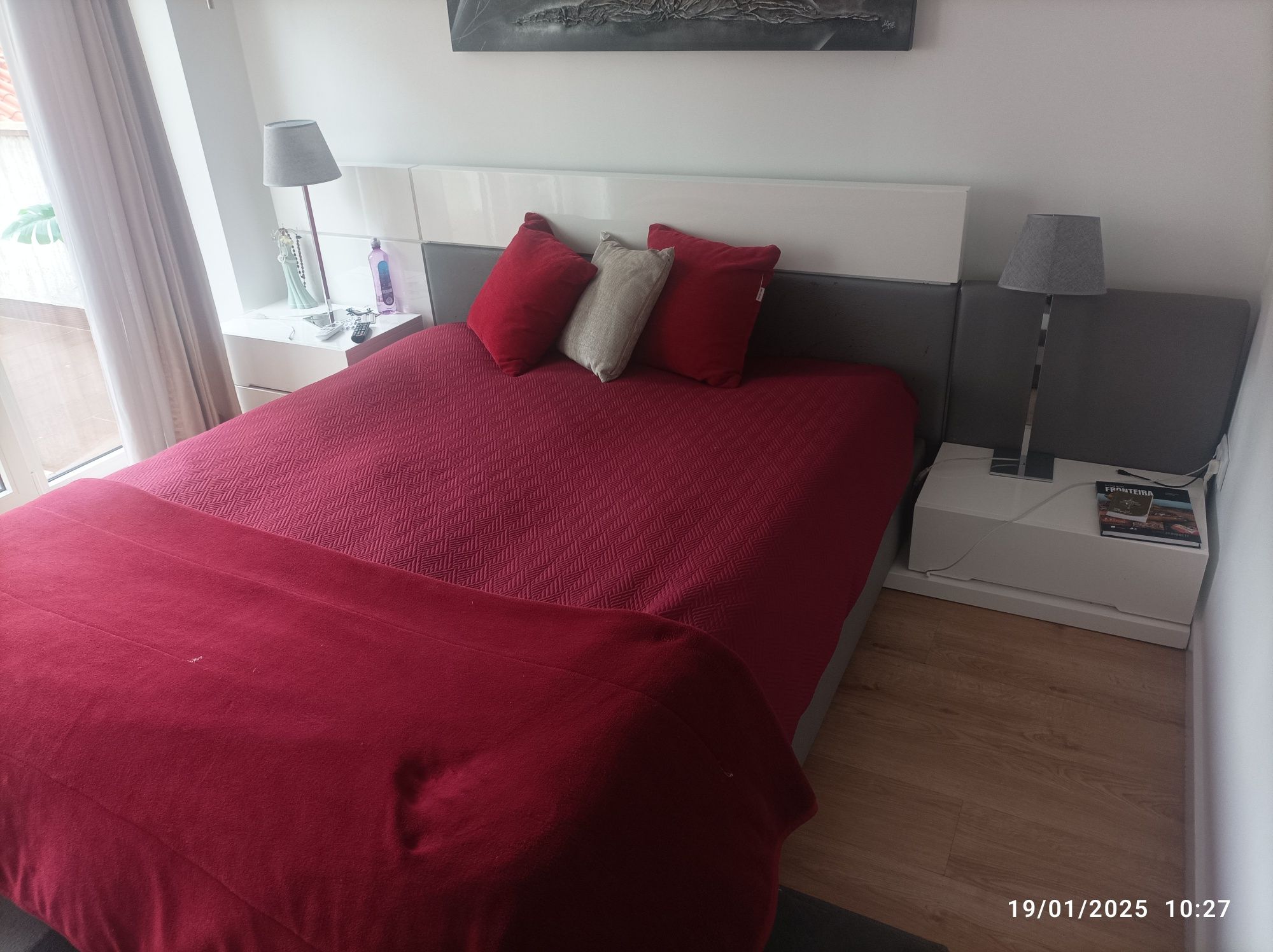 cama de casal com colchao e mesas até dia 21/2até dia 21/2de cabeceira