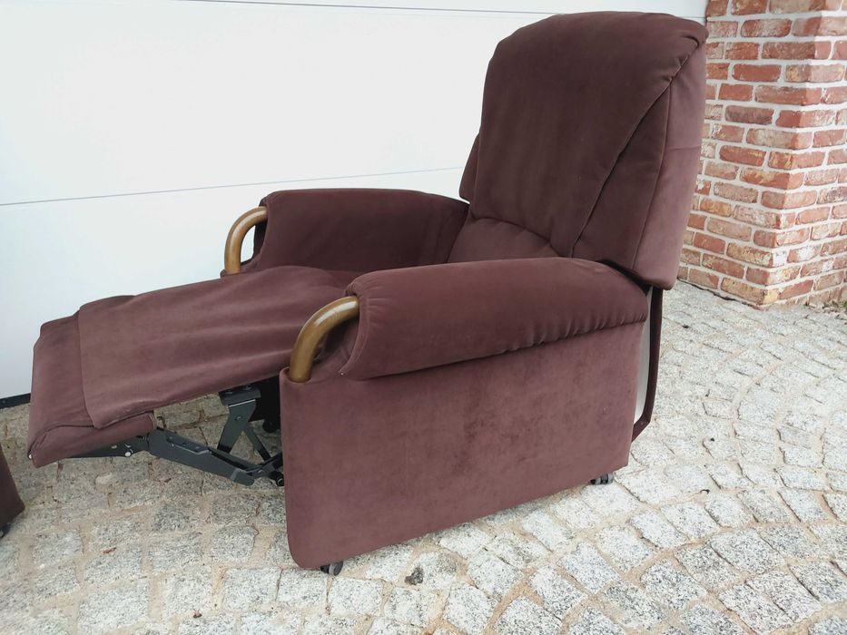 fotel rozkładany elektrycznie  "Hukla" z funkcją relax  brązowy pilot