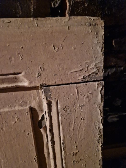 Drewniane kamieniczne skrzydło drzwiowe solidnie zamalowane olejnicą