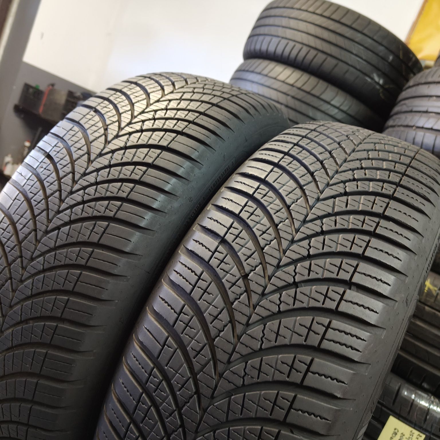 225/60/18 XL Sprzedam parę opon całorocznych Goodyear