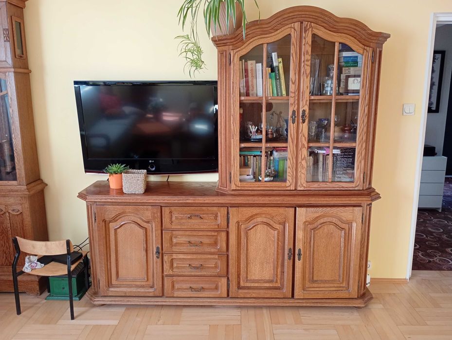 Stare meble w naturalnej okleinie dębowej - wyposażenie salonu