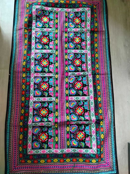 Gobelin etniczny z Chin na ścianę, dywanik ręcznie haftowany 145x80