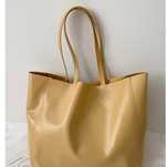 Bolsa de ombro grande em tom creme, estilo versátil e elegante, totalm
