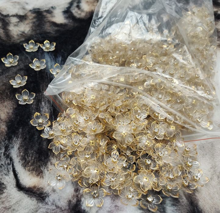 Kwiatki dekoracyjne z krysztalkiem