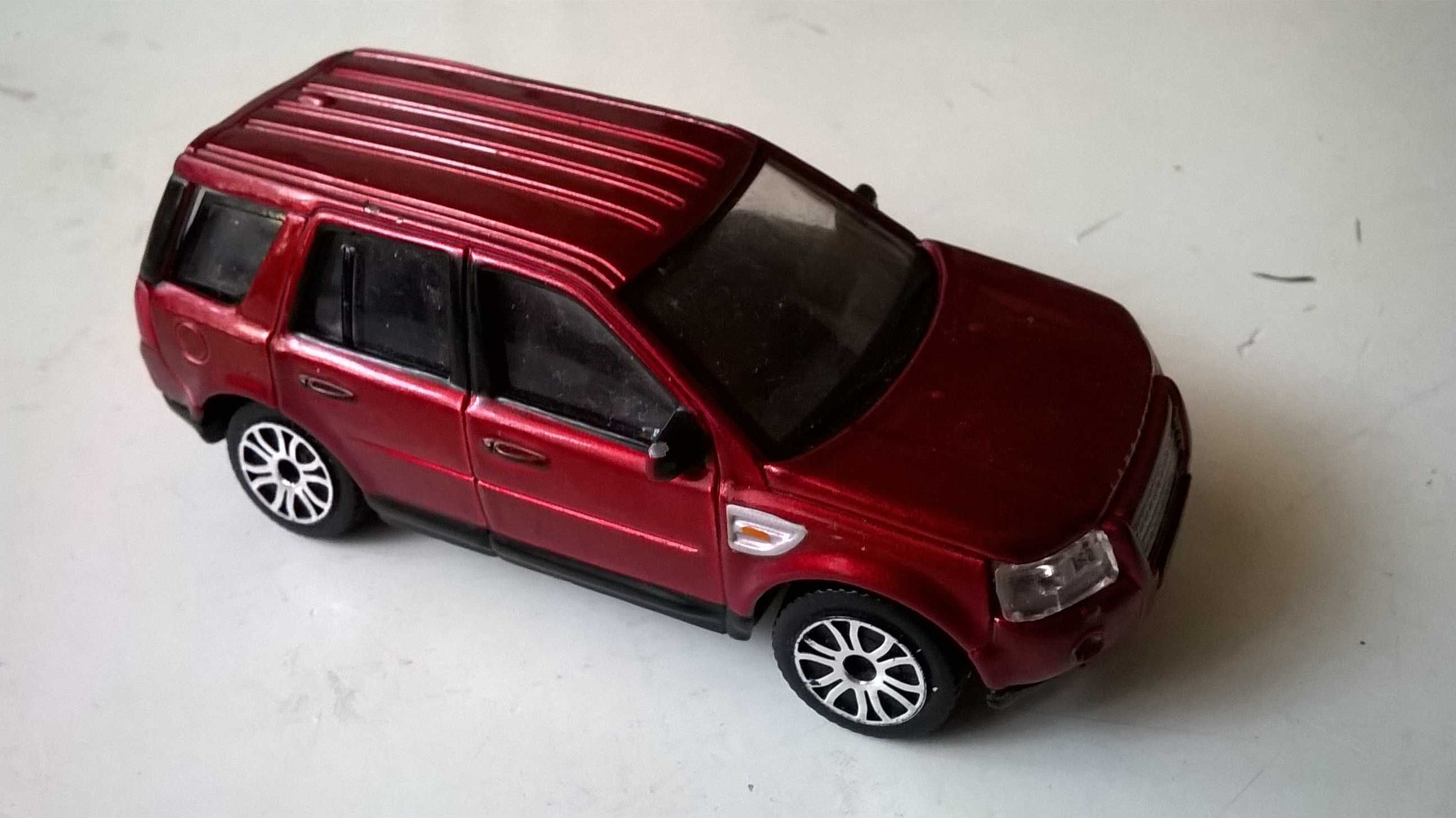 LANDROVER Freelander 2; skala 1:43; model metalowo-plastikowy; Bburago