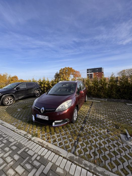 Renault Scenic 1,2 benzyna, uszkodzony  prawy bok.