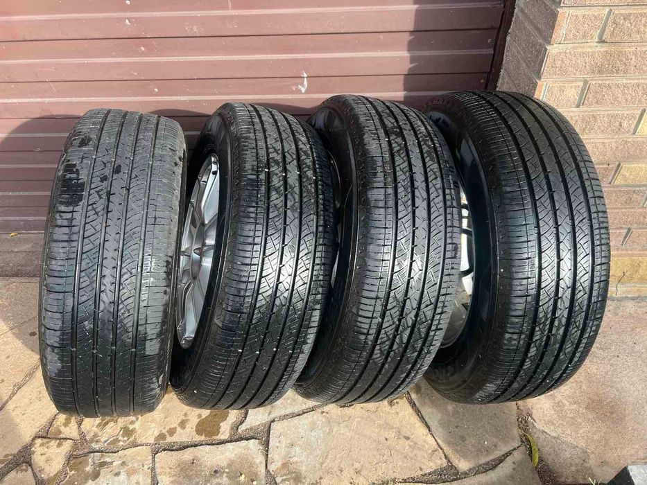 Продам комплект дисків R17 із всесезонною гумою.