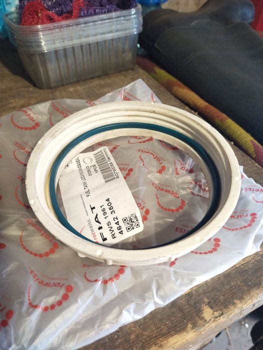 Продам кришку бака на Фіат !!!