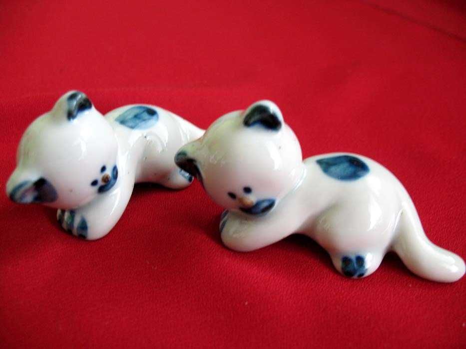 Kot - figurka z porcelany biało niebieskiej - 3,5 x 7 x 3 cm Rzadkość