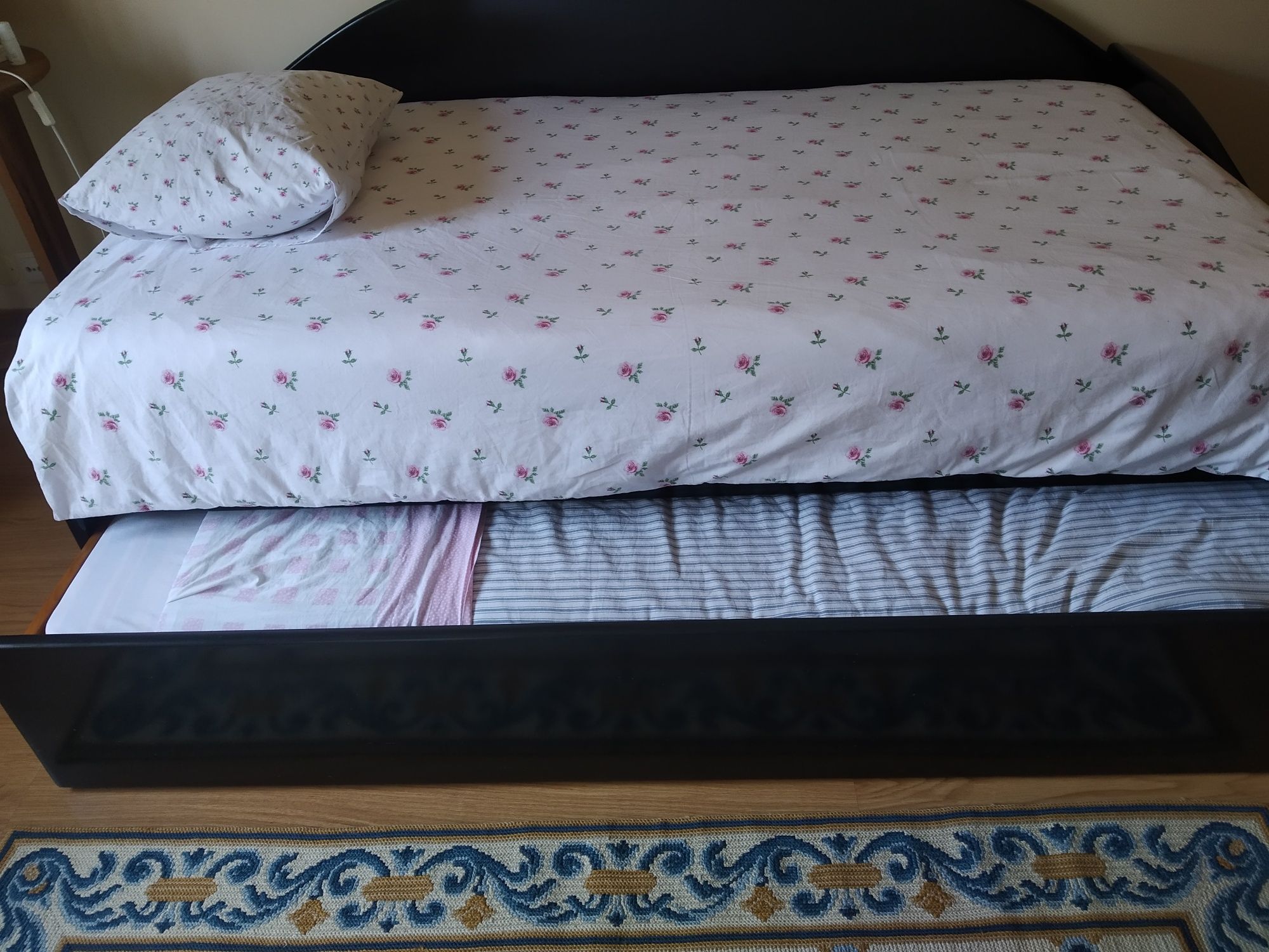 Cama com gavetao (para outra cama ou para arrumação) + colchão