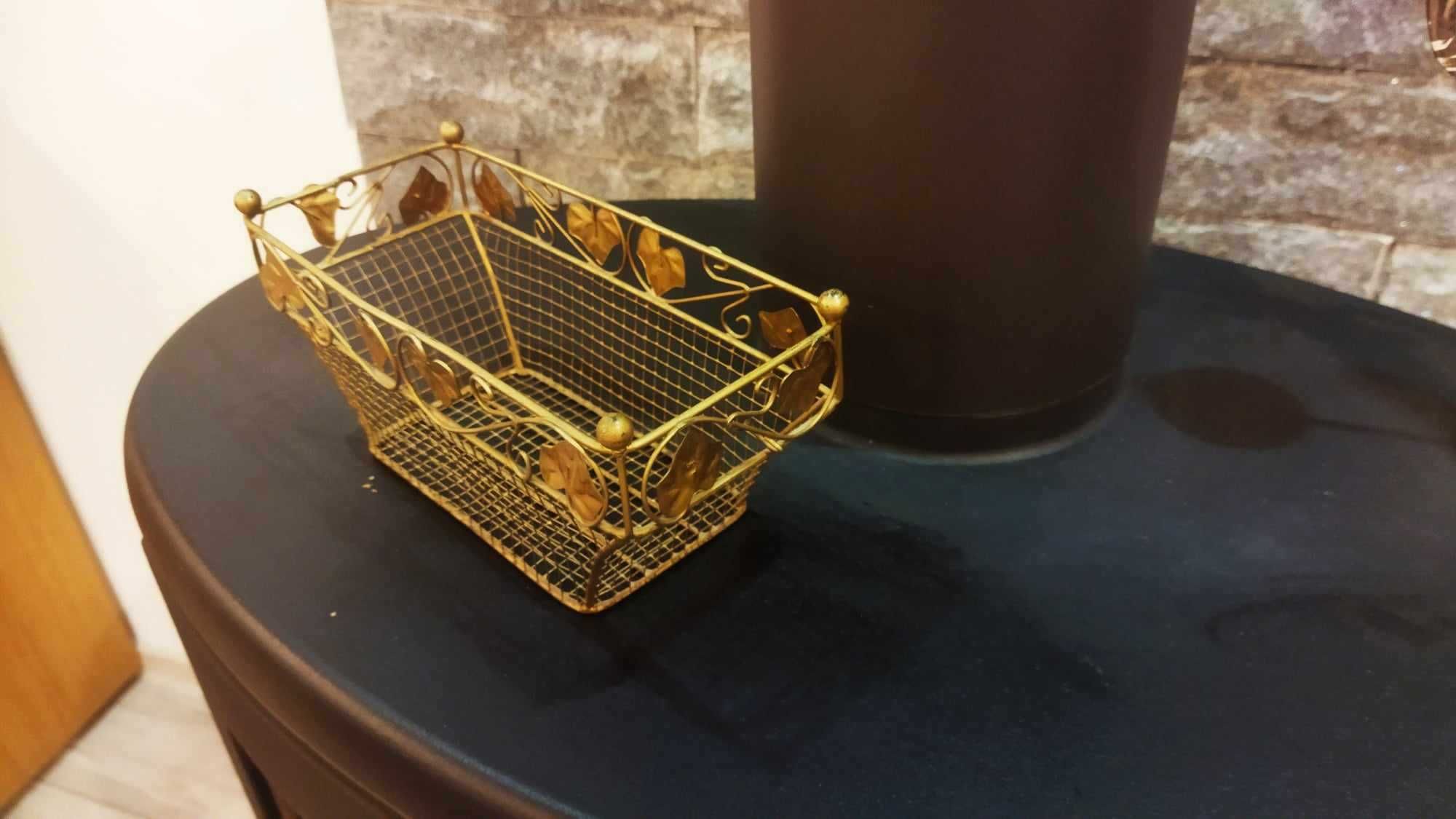 Prostokątny metalowy koszyczek na drobiazgi w kolorze złota.