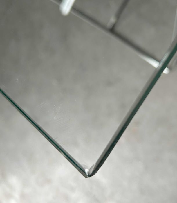 Szklane biurko bauhaus na chromowanej podstawie