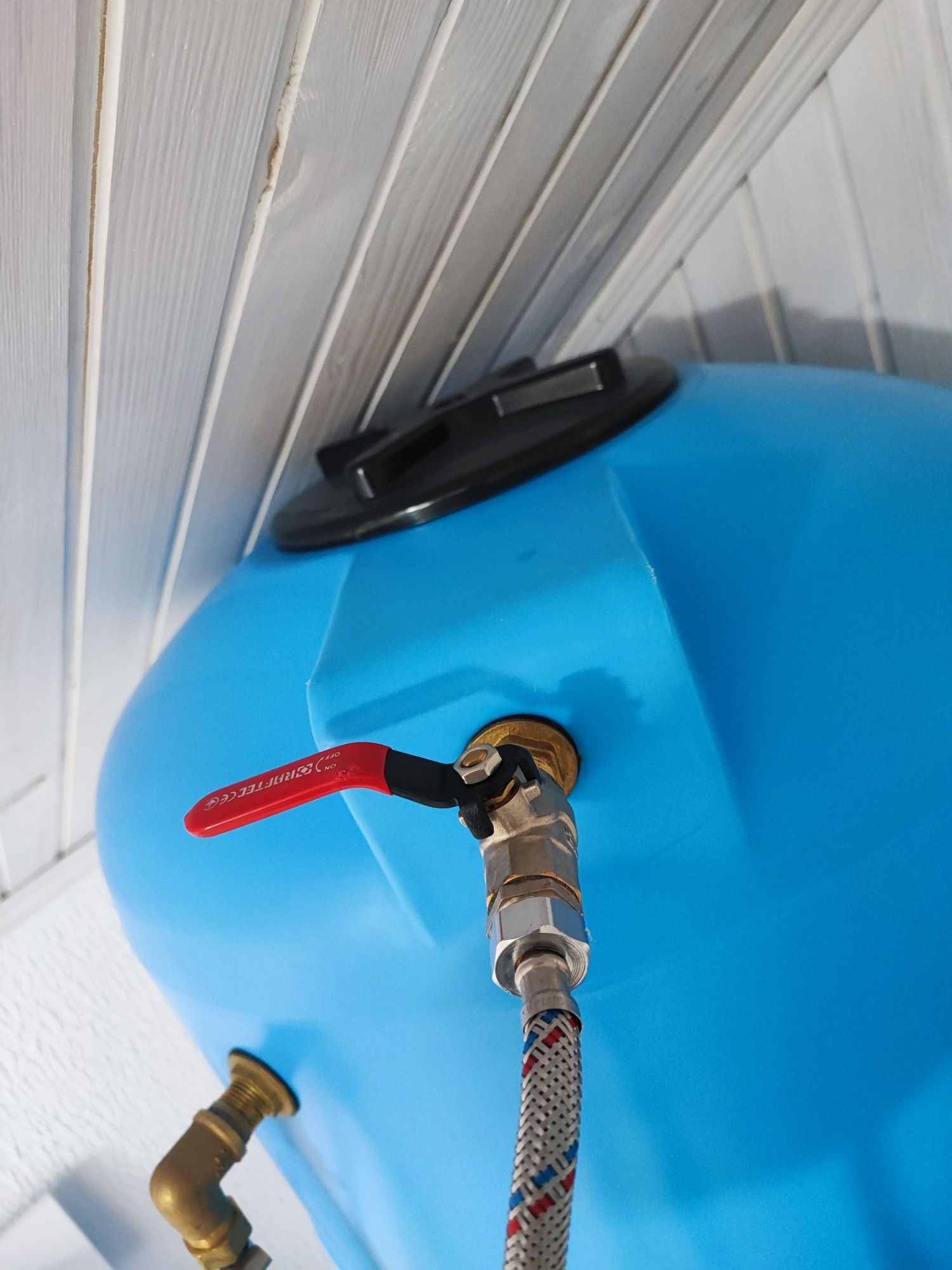 Бочка для воды с насосом и датчиками, система резервного водоснабжения