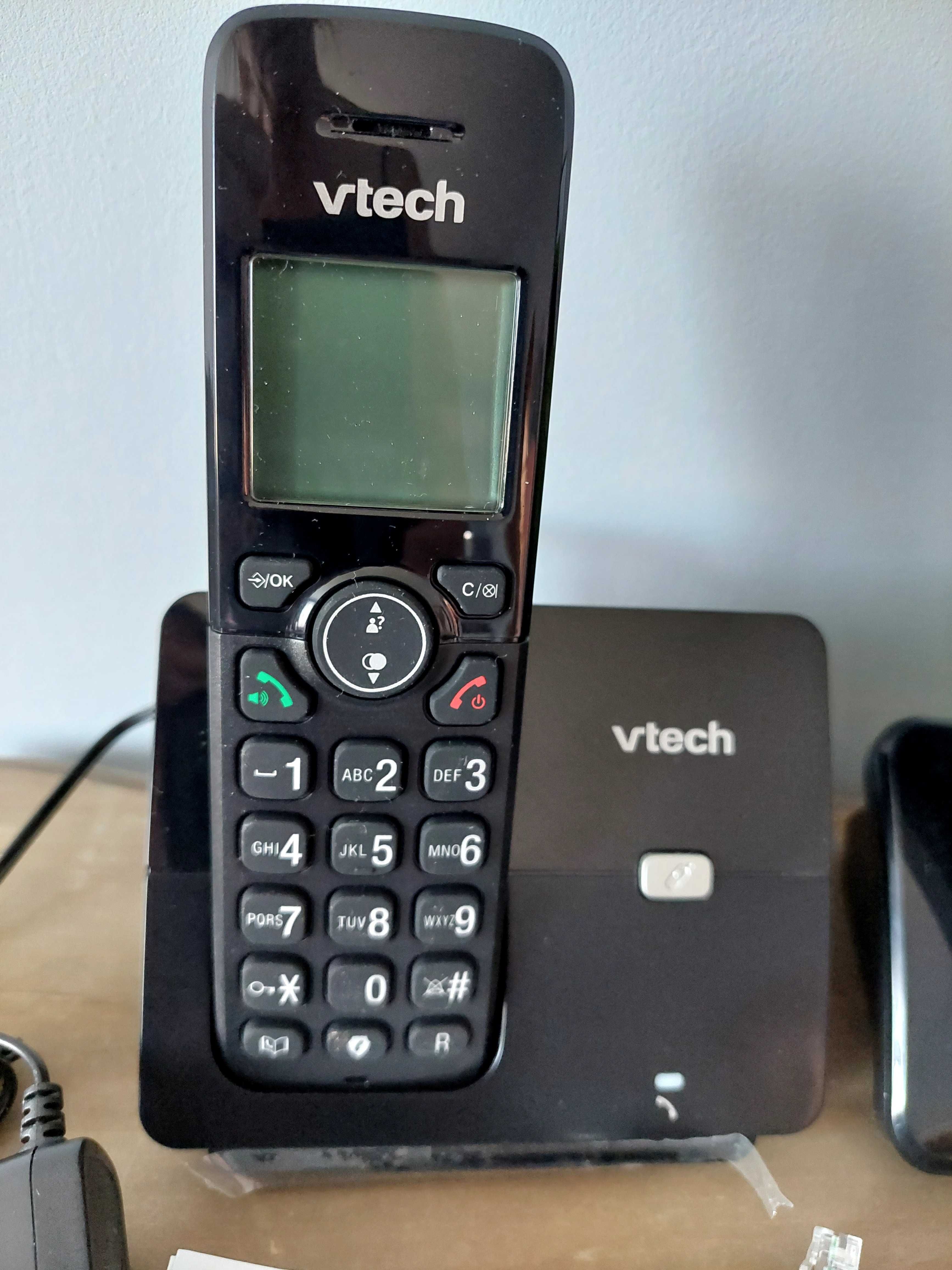 Telefon bezprzewodowy z dwiema słuchawkami Vtech CS2001.
