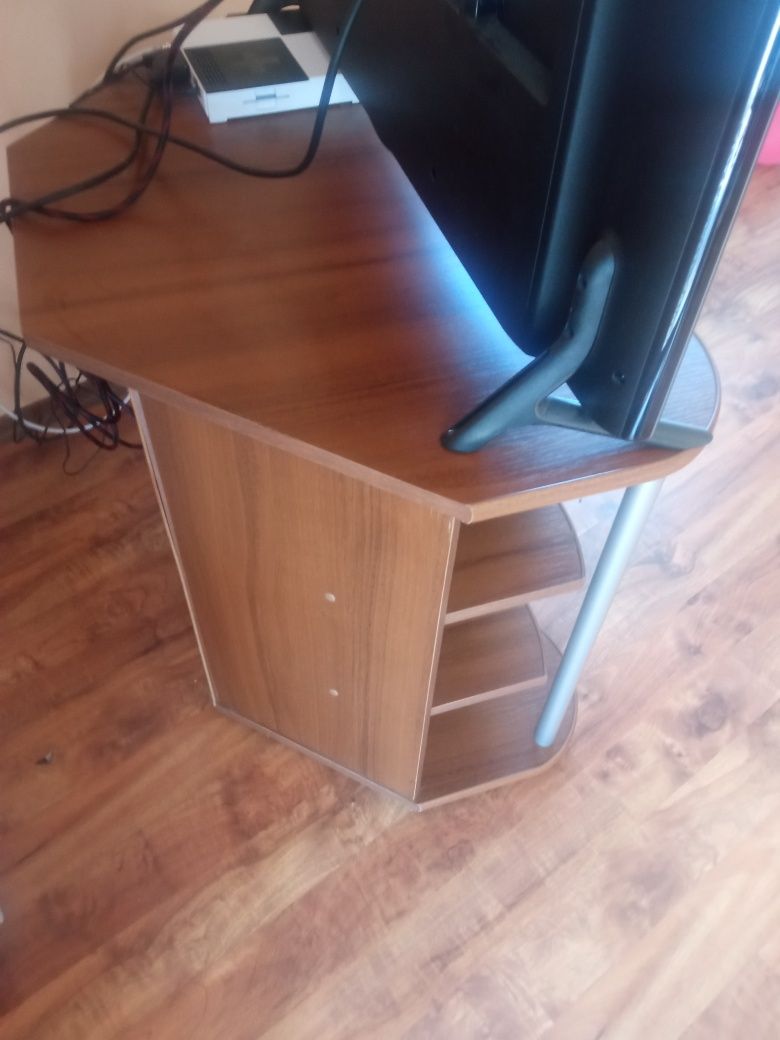 Półka narożna pod Tv