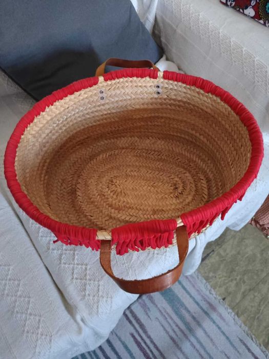 Cesto em palha com 2 asas em pele e franjas vermelhas