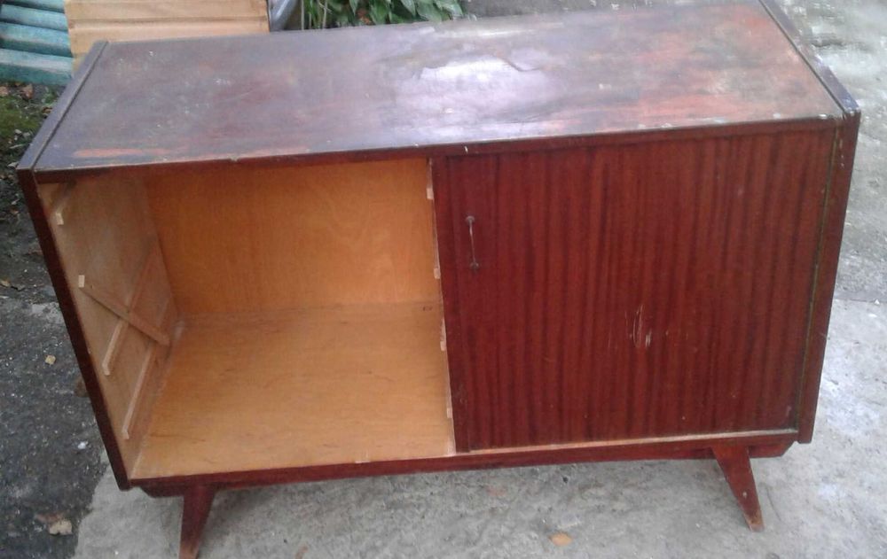 Сервант у комплекті з навісними полками давніх часів Можлива доставка