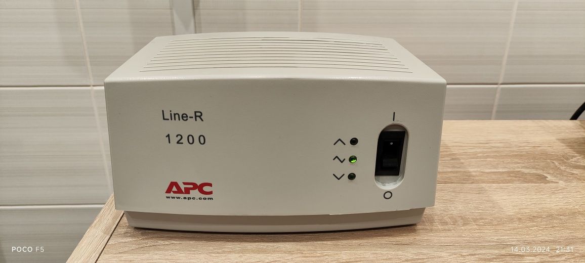 Продам автоматический регулятор напряжения APC 1200 Line-R