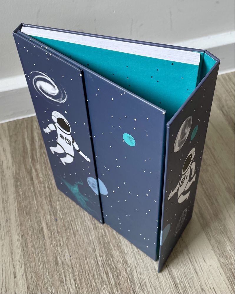 Caderno ou diário com tema espacial ou astronómico