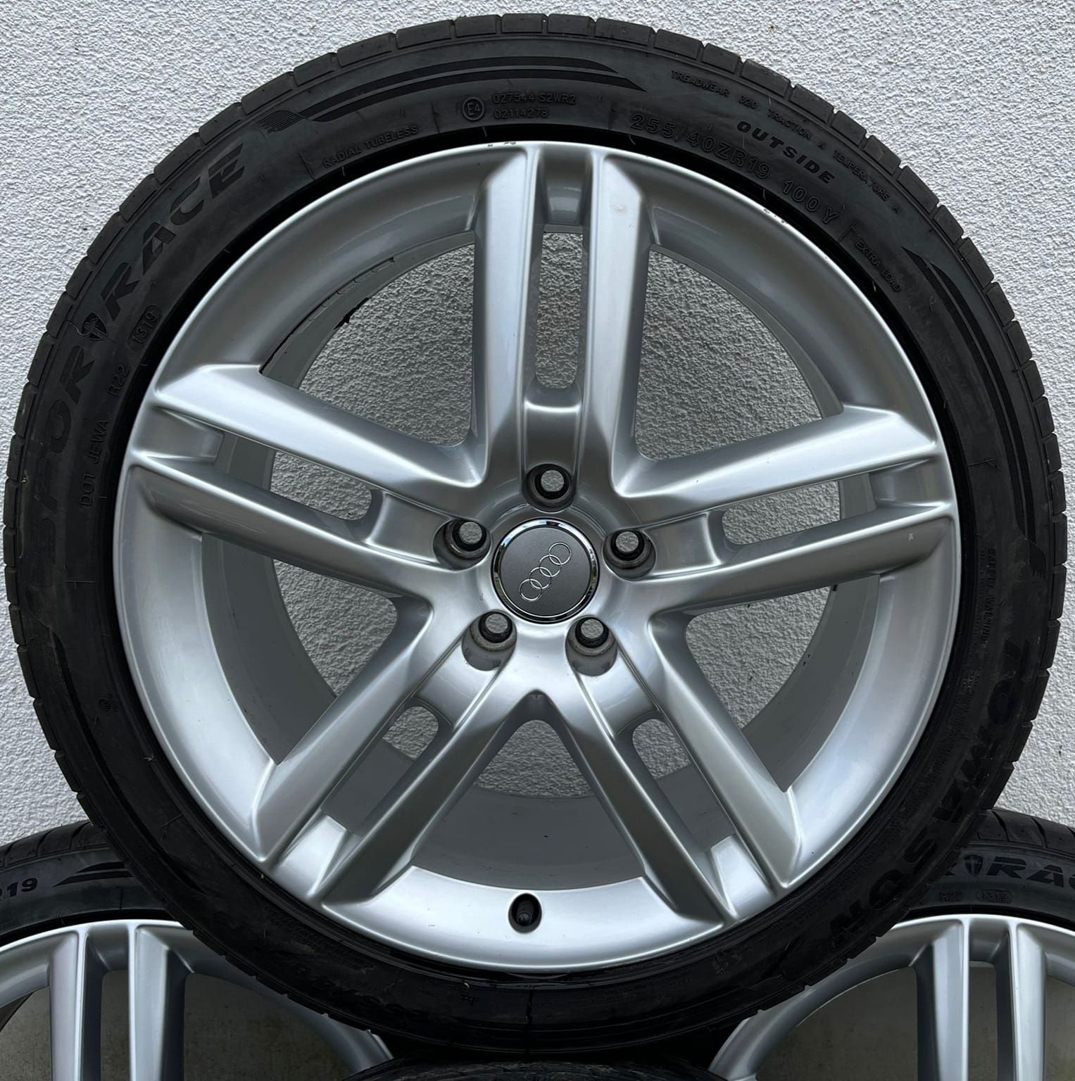 Felgi aluminiowe z oponami letnimi do Audi z rozstawem śrub 5x112. Kom