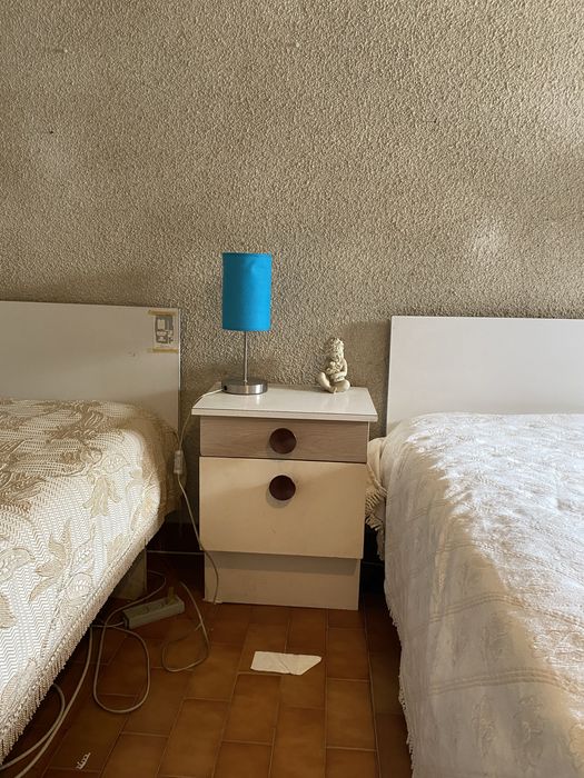 Conjunto Camas, mesa de cabeceira, escrevaninha, candeeiro