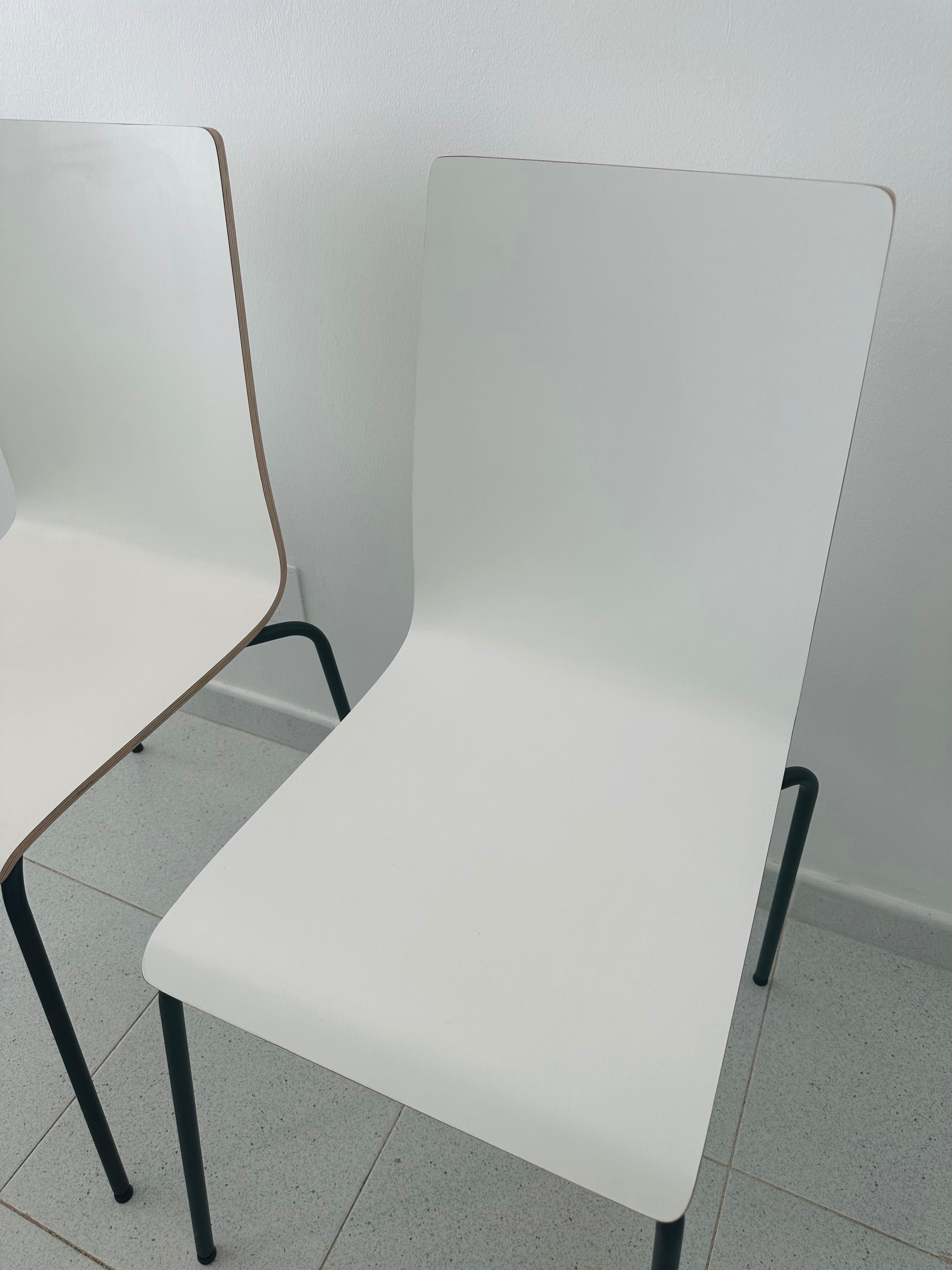 2 cadeiras brancas novas