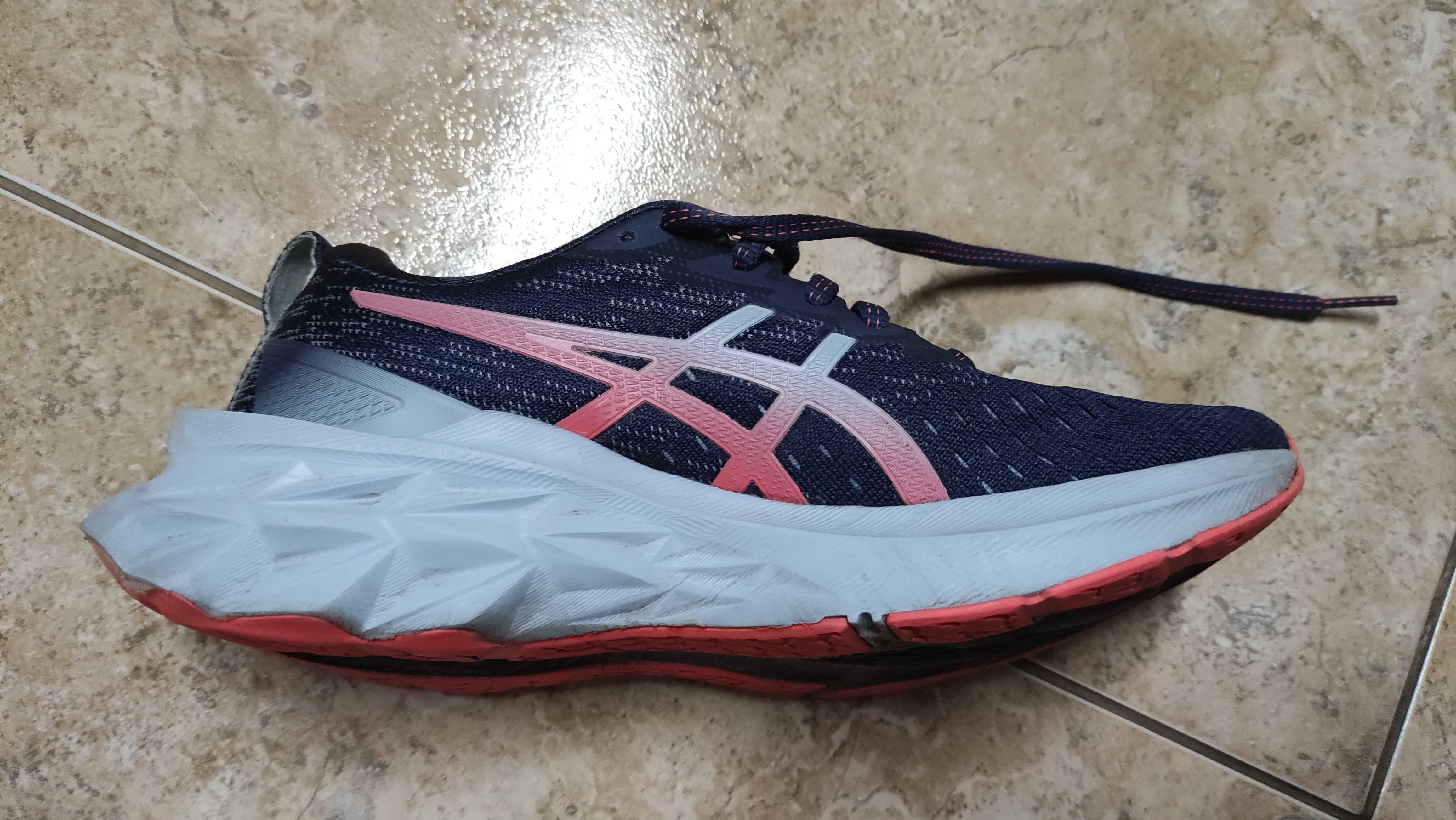 ASICS Novablast 2