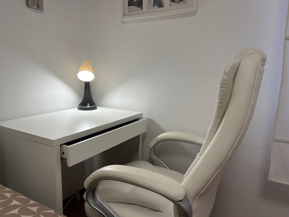 Secretária e cadeira