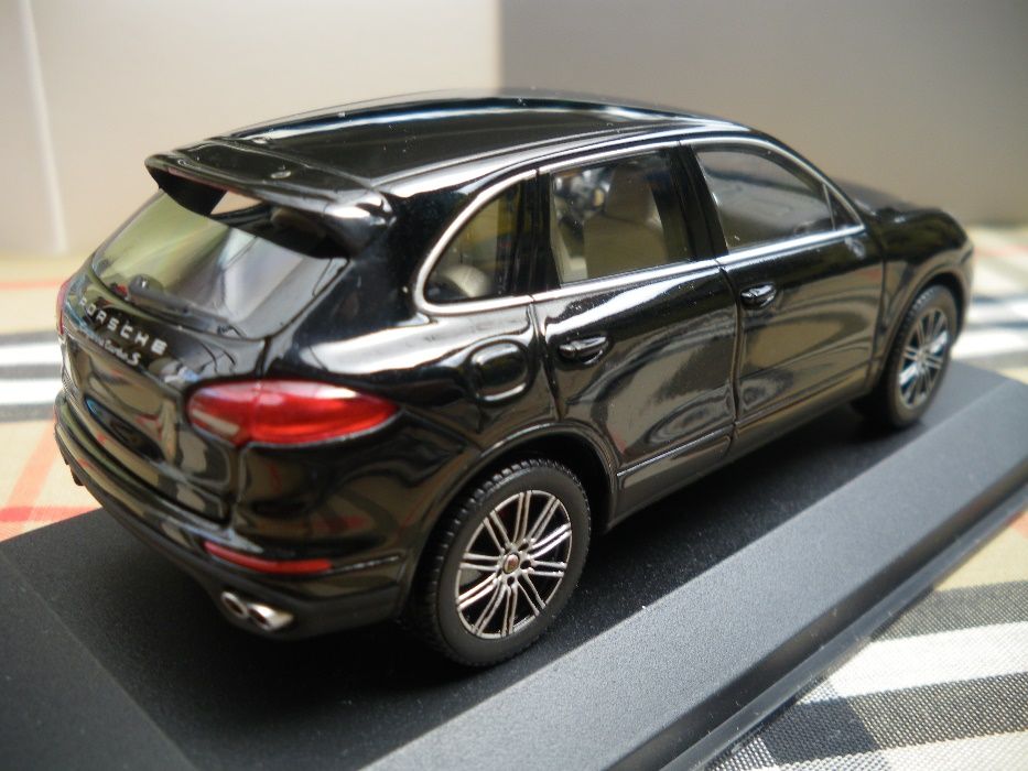 1/43 Porsche Cayenne Turbo S 2015 - Minichamps