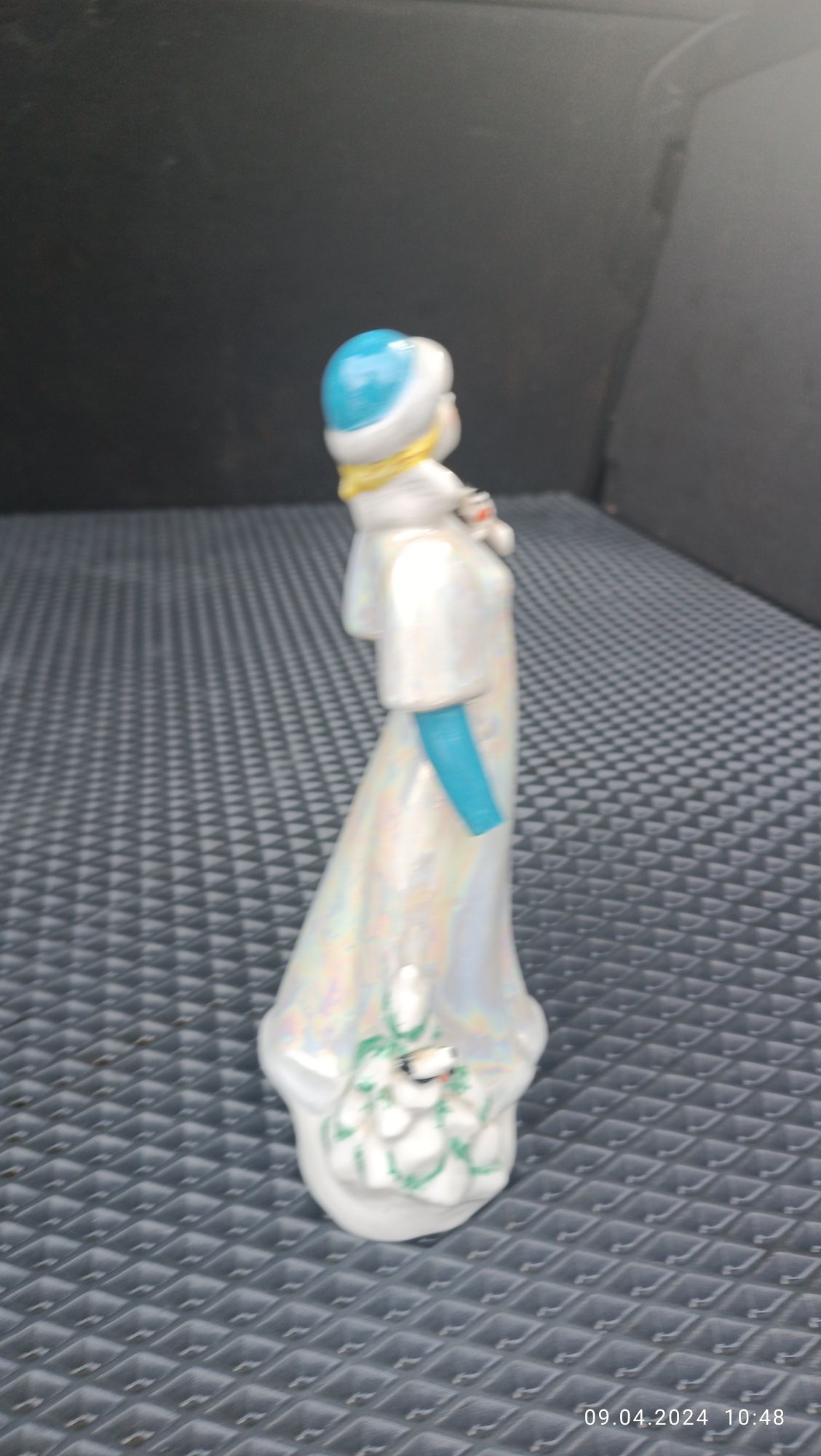 Продам фарфоровую статуэтку снегурочка