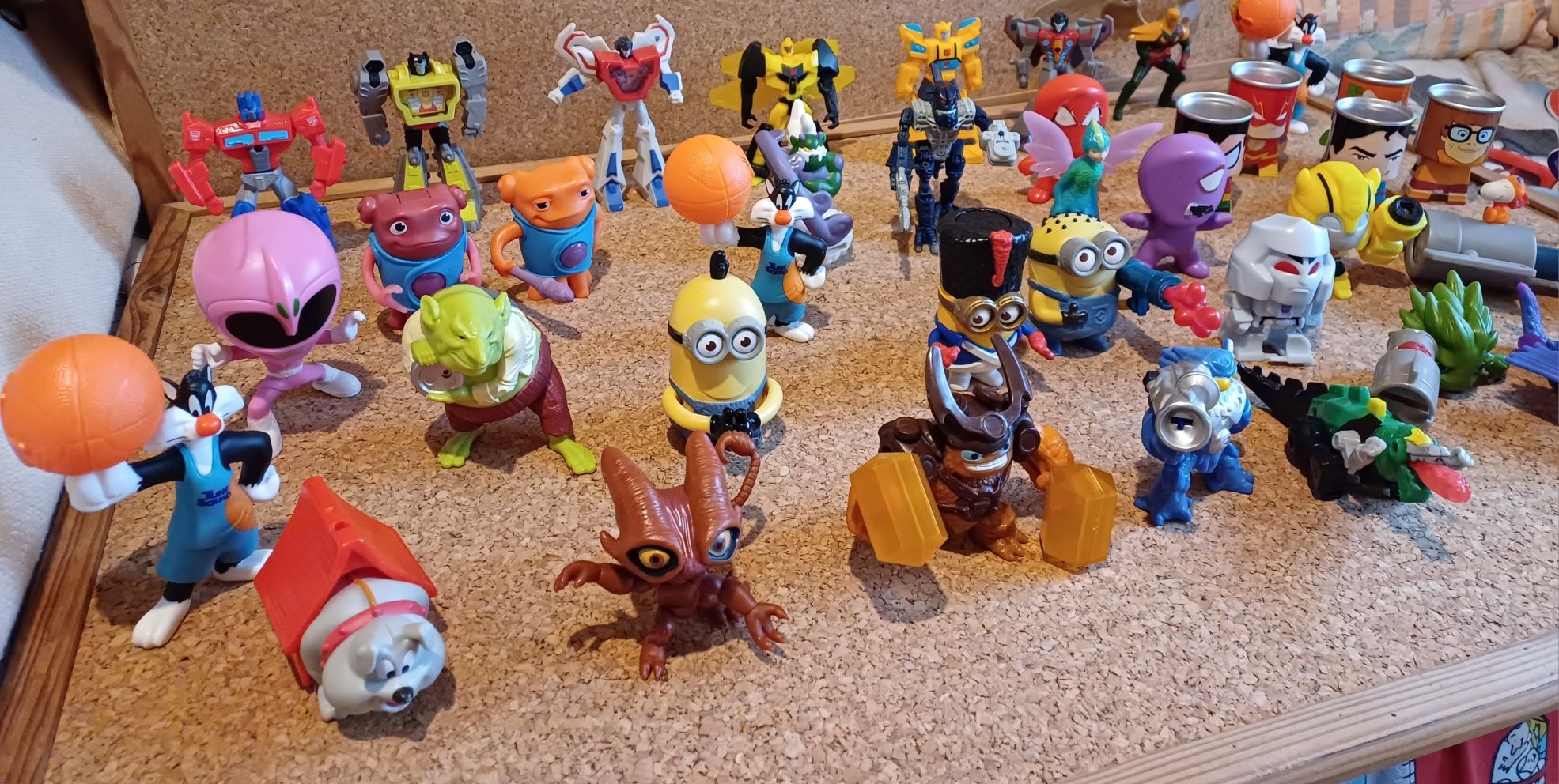 Várias coleções McDonald's, brinquedos, minions, Robô, super herói...