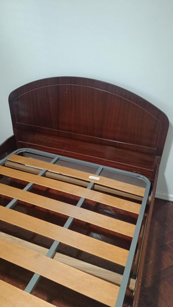 Cama com estrado e colchão e sofá cama.