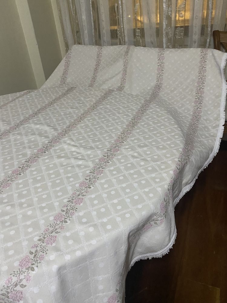 Toalha de Mesa Antiga Bordada em Jacquard Poa